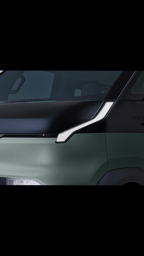 Nahaufnahme des Frontscheinwerfers und der Motorhaube des Kia PV5 WAV